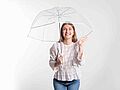 Beamtin mit Regenschirm