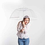 Beamtin mit Regenschirm